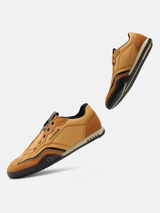 AREA909 Yellow & Black Slip-On Sneakers